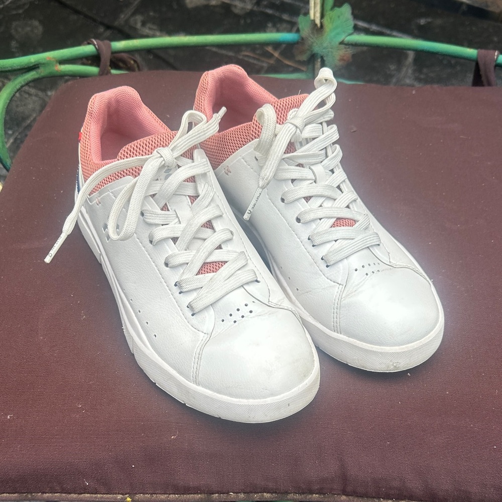 On Running Women's The Roger  White and Peach colored Sneakers. Lightly used in